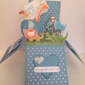 Carte pop-up naissance dans une boîte (personnalisée), animaux de zoo, éléphant, zèbre, girafe, singe, toucan, rhinocéros, rhinocéros, lion, nouveau-né