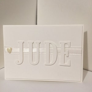 Carte de baptême blanc sur blanc. Baptême, baptême, cérémonie de baptême, félicitations