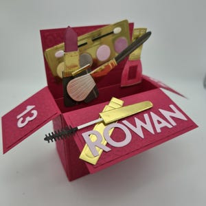 Carte 3D dans une boîte, joyeux anniversaire, maquillage, produits de beauté, anniversaire de fille, produits de beauté