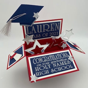 Carte pop-up de remise des diplômes, carte 3D dans une boîte, finissants, université, collège, félicitations, bravo, vous avez réussi, parchemin, panneau de mortier,
