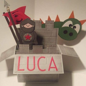 pop-upkaart met ridder en draak; kasteel, 3D-dooskaart, vuurspuwer, mythisch