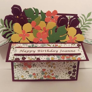 Tarjeta hecha a mano en una caja. Tarjeta desplegable de cumpleaños para mujer, Día de la Madre, agradecimiento, ramo de flores.