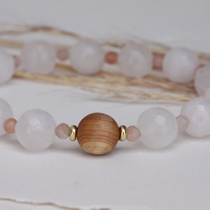 Rozenkwartsarmband 10 mm met zonnesteen en thujahouten kraal | Aromadiffuserarmband | Handgemaakte edelsteensieraden | Gouden details