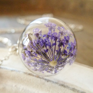 Collier en vraie fleur d'aneth verre/violet
