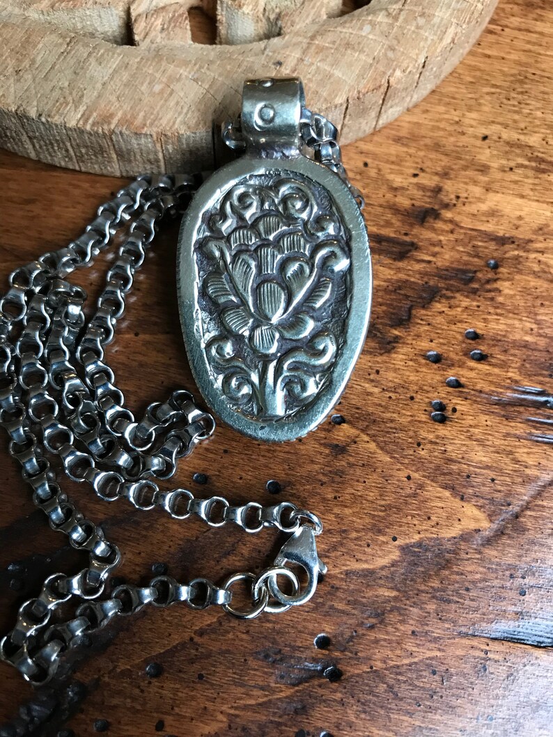 Carved Labradorite Skull on 20 chunky chain.