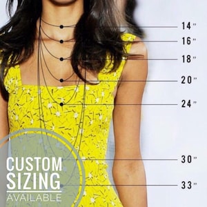 Puede incluir: Una mujer con un vestido amarillo floral muestra collares de diferentes longitudes. La imagen muestra longitudes de collar: 35.5 cm, 40.6 cm, 45.7 cm, 50.8 cm, 61 cm, 76.2 cm y 83.8 cm. El texto en la imagen dice "CUSTOM SIZING AVAILABLE".
