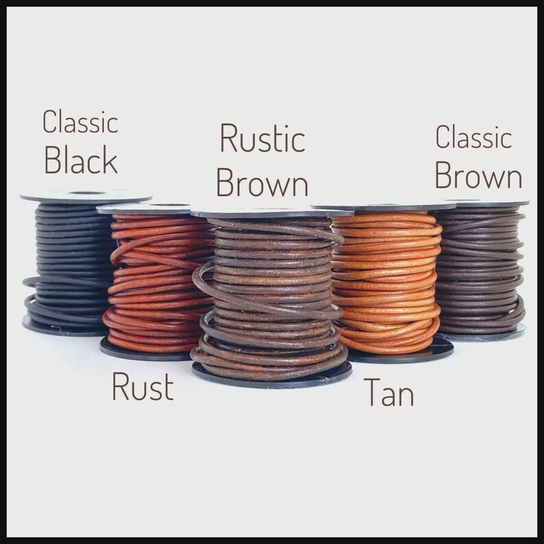 Puede incluir: Cinco carretes de cord&oacute;n de cuero en varios colores: Negro Cl&aacute;sico, &Oacute;xido, Marr&oacute;n R&uacute;stico, Tostado y Marr&oacute;n Cl&aacute;sico. Cada carrete est&aacute; etiquetado con su nombre de color. Los cordones est&aacute;n enrollados apretados.