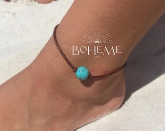 Tobillera de cuentas de howlita turquesa, cordón de cuero, estilo bohemio playero.