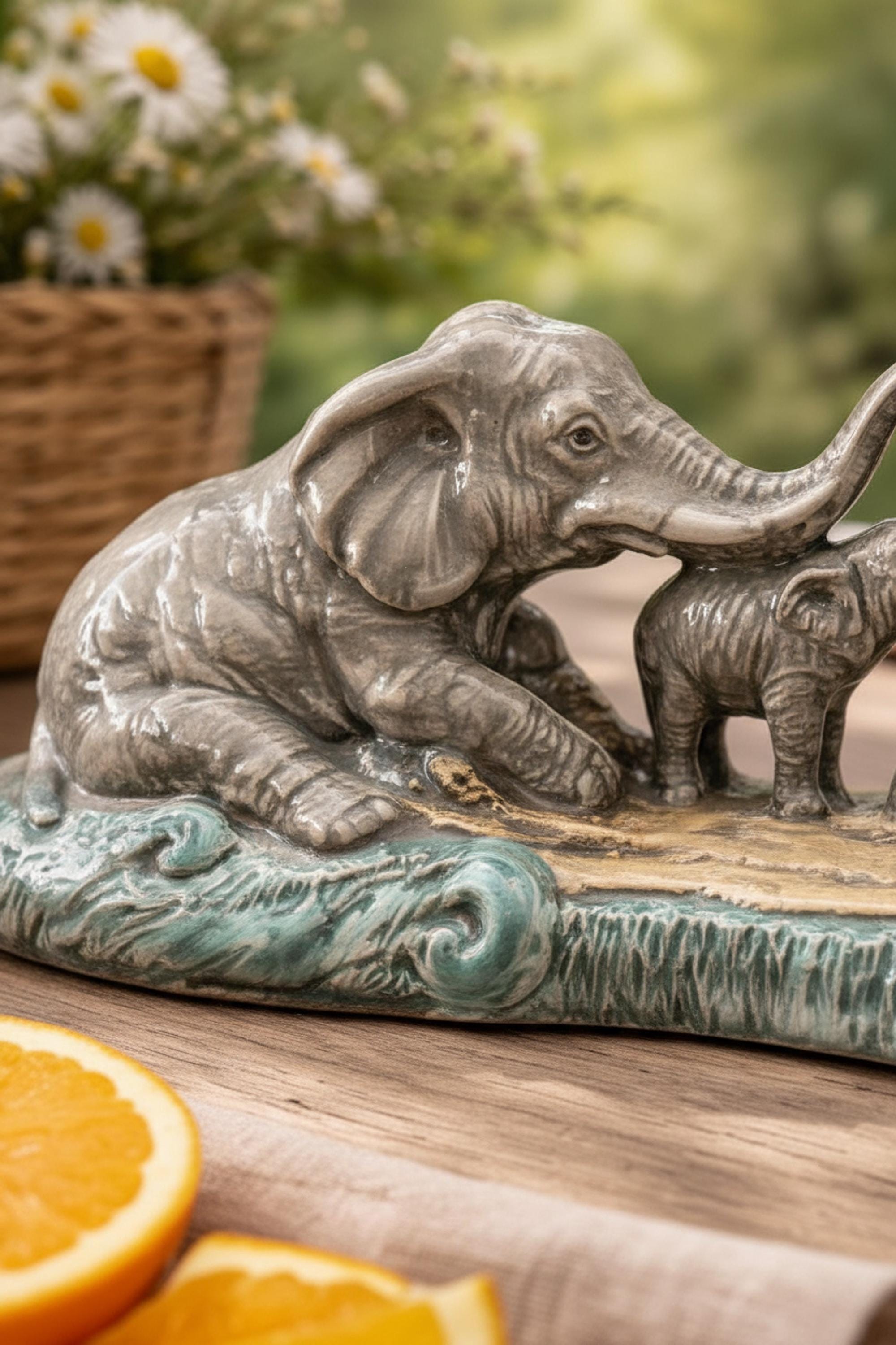 新品  Huddles Grey Elephant ゾウ　親子 Elephant Family Sculpture, Handmade Earthenware Trio With Glossy