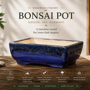 Puede incluir: Una maceta de bonsái de cerámica hecha a mano, de forma rectangular y con un esmalte azul oscuro. La maceta tiene un interior claro y está diseñada para árboles. El texto de la imagen dice "BONSAÍ POT" y "Un recipiente atemporal para árboles que inspiran."