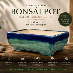 Op de afbeelding: Een handgemaakte keramische bonsai pot met een rechthoekige vorm. De pot heeft een blauw-groene geglazuurde buitenkant en een crèmekleurige binnenkant. De tekst "BONSAI POT" staat boven de pot. De pot is ontworpen voor bomen die inspireren.