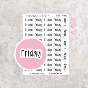 Può includere: Un foglio di adesivi con diverse righe della parola Friday stampata in nero. Un grande adesivo circolare rosa con la parola Friday in nero è posizionato sopra il foglio. Tre piccoli adesivi a forma di cuore rosa sono sul lato destro.