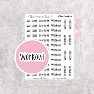 Peut inclure: Une planche d'autocollants blanche avec plusieurs lignes du texte noir Workout, une grande pastille rose circulaire affichant le mot Workout en noir, et trois petits autocollants roses en forme de cœur sur le côté droit.