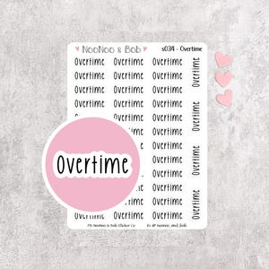 以下が含まれることがあります： 黒で印刷された「Overtime」という単語が複数行並んだステッカーシート。白で「Overtime」と書かれた大きな円形のピンクのステッカーが重なっており、シートの右側には3つの小さなピンクのハート型のステッカーが配置されています。