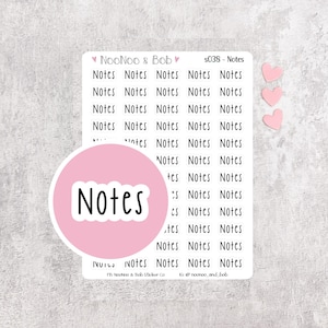 Puede incluir: Una hoja de pegatinas con varias filas de la palabra Notes impresa en negro, con una pegatina circular rosa grande superpuesta que muestra la palabra Notes en negro. Tres pequeñas pegatinas rosas en forma de corazón están a la derecha.