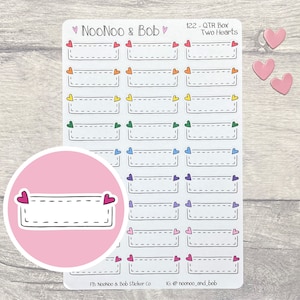 Puede incluir: Una hoja de pegatinas con 20 cajas rectangulares en blanco, cada una con dos pequeños corazones en la parte superior. Los corazones son de varios colores, incluyendo rojo, naranja, amarillo, verde, azul, morado y rosa. La hoja está etiquetada como "122 - QTR Box Two Hearts" y "NooNoo & Bob".