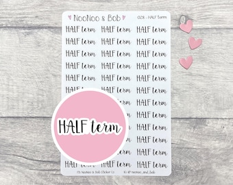 Könnte beinhalten: Ein weißer Aufkleberbogen mit dem Text NooNoo & Bob und 028 - HALF term oben. Der Bogen enthält mehrere Zeilen mit dem schwarzen Text HALF term in einer Schreibschrift. Ein großer rosa Kreis zeigt den Text HALF term in schwarzer Schrift.