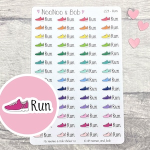 Op de afbeelding: Een vel met kleurrijke hardloopschoen stickers met de tekst "Run" op elke sticker. De stickers zijn gerangschikt in rijen van vier, waarbij elke rij een andere kleur heeft. Het vel bevat ook een roze ronde sticker met een hardloopschoen en de tekst "Run".