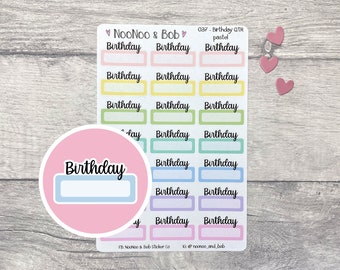 Könnte beinhalten: Ein Aufkleberbogen von NooNoo & Bob mit mehreren Reihen rechteckiger Etiketten in Pastellfarben. Jedes Etikett trägt das Wort Birthday in schwarzer Schrift. Ein kreisförmiger Ausschnitt zeigt ein einzelnes blaues Etikett mit dem Wort Birthday.