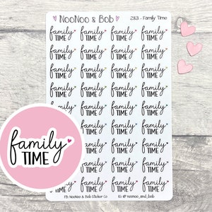 Peut inclure: Une feuille d'autocollants avec la phrase "family time" répétée plusieurs fois dans une police d'écriture manuscrite. Les autocollants sont roses et blancs avec de petits cœurs de différentes couleurs. La feuille comprend également un autocollant plus grand avec la même phrase dans un cercle rose.
