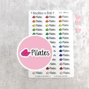 Può includere: Un foglio di adesivi a tema Pilates con icone colorate e la parola "Pilates" ripetuta. Un adesivo rotondo rosa con una grafica di tappetino Pilates e la parola "Pilates" è in primo piano. Sono visibili anche tre adesivi a forma di cuore rosa.