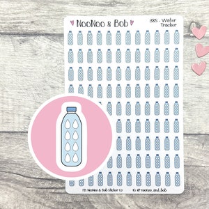 Op de afbeelding: Een stickervel getiteld NooNoo & Bob 385 - Water Tracker met rijen kleine blauwe waterflespictogrammen. Een grotere ronde sticker toont een lichtblauwe waterfles met witte druppelvormen tegen een roze achtergrond.