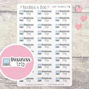 Könnte beinhalten: Ein Bogen mit 30 Aufklebern, die ein Laptop-Symbol und den Text "Business Trip" zeigen. Die Aufkleber befinden sich auf einem hellbraunen Holzhintergrund mit drei rosa Herzen.