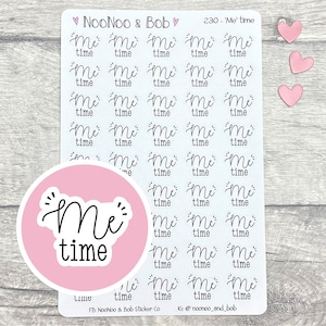 Peut inclure: Feuille d'autocollants avec l'inscription "Me time" dans une police manuscrite. Les autocollants sont blancs avec du texte noir et un cercle rose avec les mots "Me time". Trois décorations en forme de cœur roses sont également visibles.