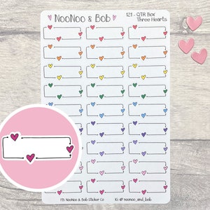 Puede incluir: Una hoja de pegatinas coloridas con un arcoíris de cajas rectangulares con tres corazones en cada una. El texto "NooNoo & Bob" está en la parte superior de la hoja. El texto "121 - QTR Box Three Hearts" está en la esquina superior derecha de la hoja.