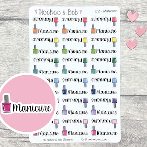 Può includere: Foglio di adesivi con illustrazioni di flaconi di smalto colorati, ognuno con la parola "Manicure" scritta sotto. Gli adesivi sono in vari colori, tra cui rosa, arancione, verde e blu. Un cerchio rosa con un flacone di smalto e la parola "Manicure" è in basso a sinistra.