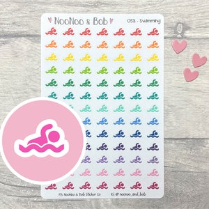Puede incluir: Una hoja de pegatinas coloridas con un icono de nadador. Las pegatinas están dispuestas en un patrón de arcoíris. La hoja está etiquetada como "058 - Swimming" e incluye el texto "FB: NooNoo & Bob Sticker Co" y "IG: @nooNoo_and_Bob".