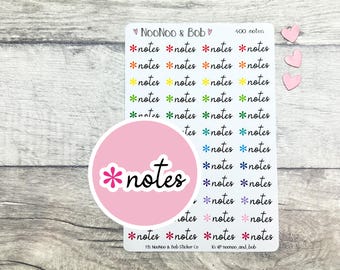 Könnte beinhalten: Ein Bogen mit 400 bunten "notes"-Aufklebern mit einem rosa Kreisaufkleber, auf dem "*notes" in schwarzer Schrift steht. Die Aufkleber sind in Reihen und Spalten angeordnet und haben einen Regenbogen an Farben.