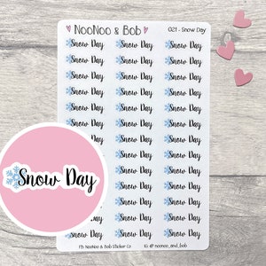 Peut inclure: Une feuille d'autocollants transparents avec les mots "Snow Day" répétés plusieurs fois. Les autocollants sont décorés de petits flocons de neige bleus. La feuille comprend également un autocollant plus grand avec les mots "Snow Day" et un flocon de neige au centre. L'arrière-plan est un grain de bois clair.