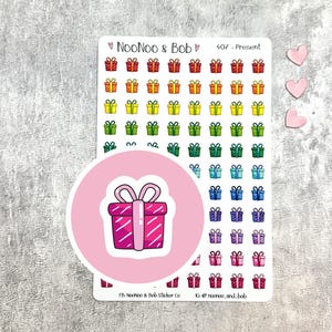 Op de afbeelding: Vel met kleurrijke cadeau-stickers met een roze cirkelsticker met een roze cadeau met een strik. De vel bevat rijen kleine, kleurrijke cadeau-box stickers in verschillende kleuren, waaronder rood, oranje, geel, groen, blauw en paars.