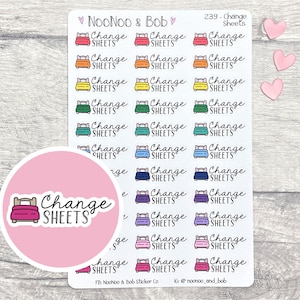Può includere: Un foglio di adesivi con un arcobaleno di colori che presenta un'icona del letto e il testo "Change Sheets". Gli adesivi sono progettati per l'uso in un planner o diario.