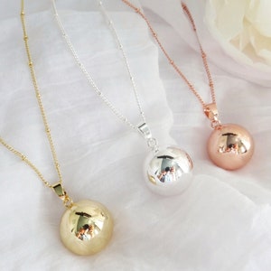 Smooth pregnancy bola in gold, silver, rose gold. Simple, minimalist, sober. Satellite channel.