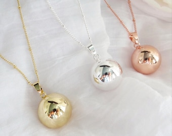 Smooth pregnancy bola gold, silver, rose gold. Simple, minimalist, sober. Satellite channel.