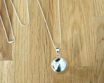 Minimalist silver-plated pregnancy bola. Customizable engraving, Harmony Ball designer.