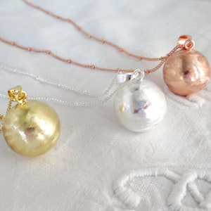 Brushed pregnancy bola. Sober, simple, minimalist. Gold, silver, rose gold plated. Satellite channel.