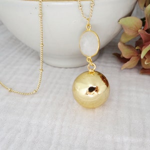 Gold pregnancy bola Semi-precious stone. Chain with pearls. Lithotherapy