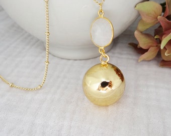 Gold pregnancy bola with semi-precious stone. Chain with pearls. Lithotherapy