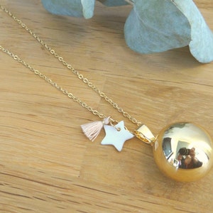 Gold-plated pregnancy bola, natural white mother-of-pearl star and pompom. Customizable engraving