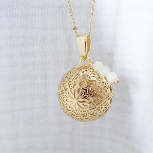 Gold pregnancy bola with mandala flower patterns, moonstone and rose quartz. Lithotherapy pearl