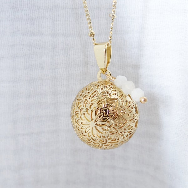 Gold pregnancy bola with mandala flower patterns, moonstone and rose quartz. Lithotherapy pearl