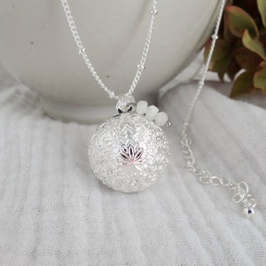 Silver pregnancy bola with mandala flowers, moonstone and rose quartz. Lithotherapy pearl