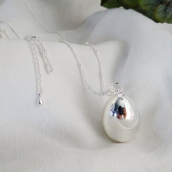 Silver-plated oval drop pregnancy bola. Simple and minimalist bola