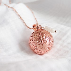 Pink gold pregnancy bola with mandala flowers, moonstone and rose quartz. Lithotherapy pearl