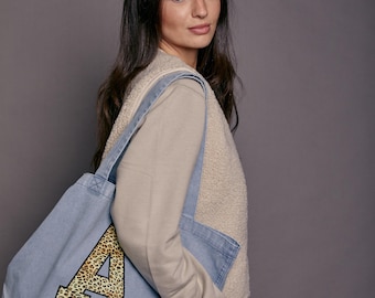 Bolsa de tela personalizada con inicial universitaria de leopardo