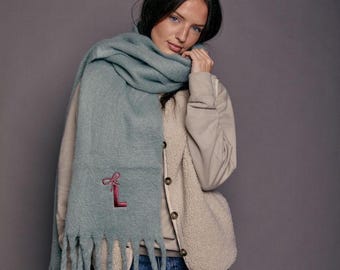 Bufanda con inicial y lazo bordado personalizado