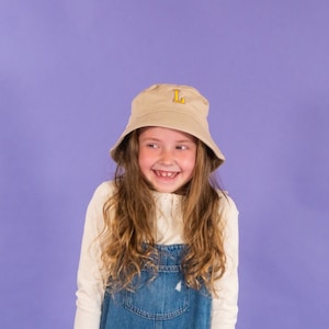 Gorro de pescador con inicial universitaria personalizado para niños: gorro de verano con letras bordadas personalizado para niños